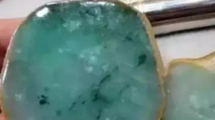 翡翠|翡翠原石的石筋是什么？这是瑕疵吗？与裂咎、棉有什么差别？