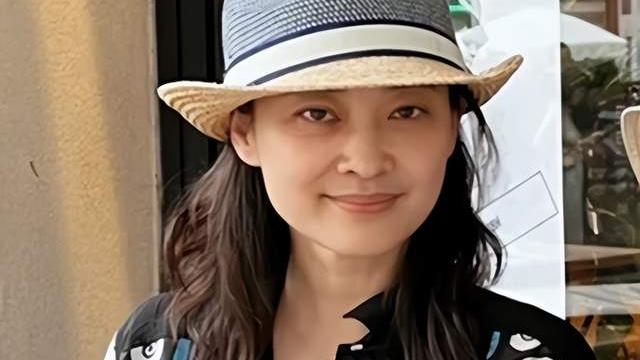 梅婷|47岁梅婷素颜现身街头被偶遇，眼袋加深老一圈，和男友人来往密切