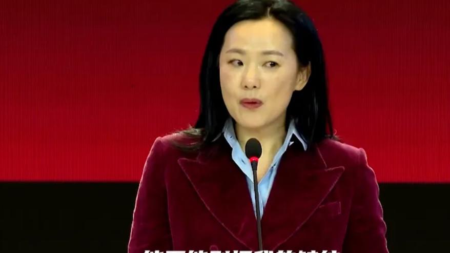 陈冠希|41岁陈冠希与美女路人合影！保养差强人意 曾经男神形象一去不复返