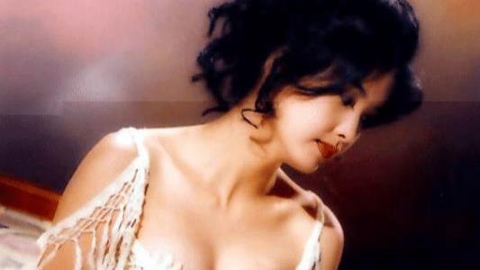 周慧敏|一个人人都想娶的女星，为防老“不晒太阳不生孩子”，如今52岁仍像个少女！