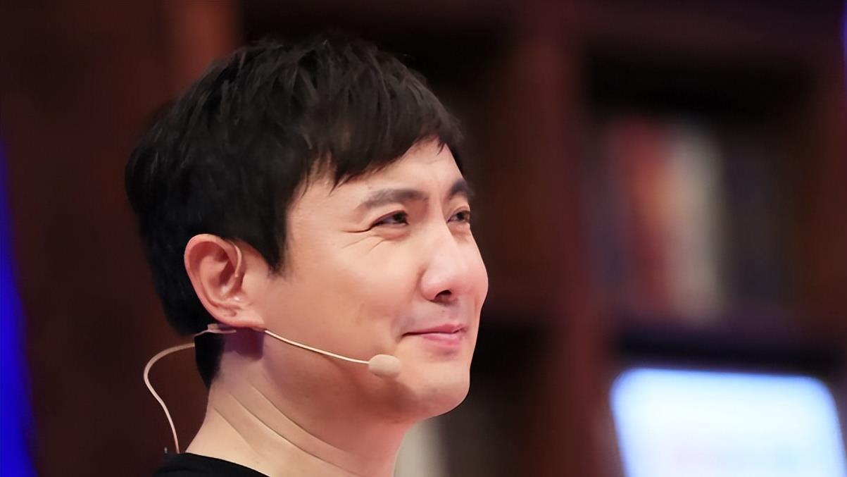 穿衣搭配|杨紫最新路透曝光，腰上“游泳圈”，脸部肿成球，网友：该减肥了