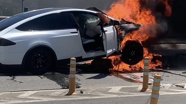 杨紫|林志颖车祸现场曝光！车被撞变形浓烟滚滚，衣服额头都是血躺在地上