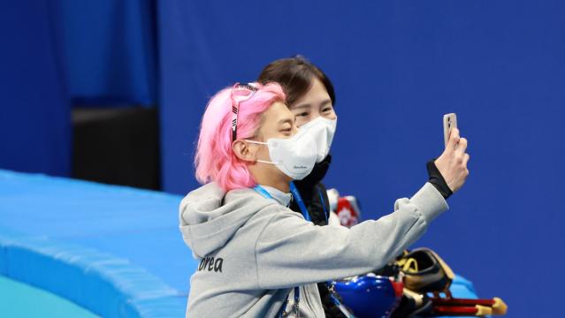 韩国队|韩国运动员享受冬奥村生活 开心自拍合影