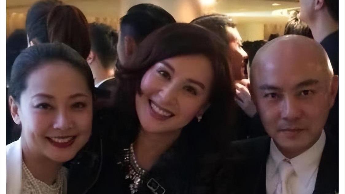 张卫健|张卫健46岁老婆的素颜如此真实，没细腰但紧实，比骨感身材好看