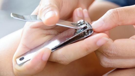 网上10元指甲钳的尾部“小圆孔”隐藏厉害功能，真的好用吗？