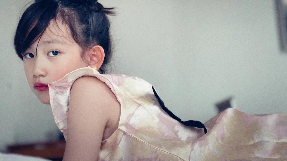 美容|孙莉晒9岁小女儿近照！扎双丸子头涂大红唇，五官和黄磊一模一样