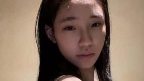 小S|小S女儿晒近照，眼神迷离暴露孱弱体态，就是不像14岁