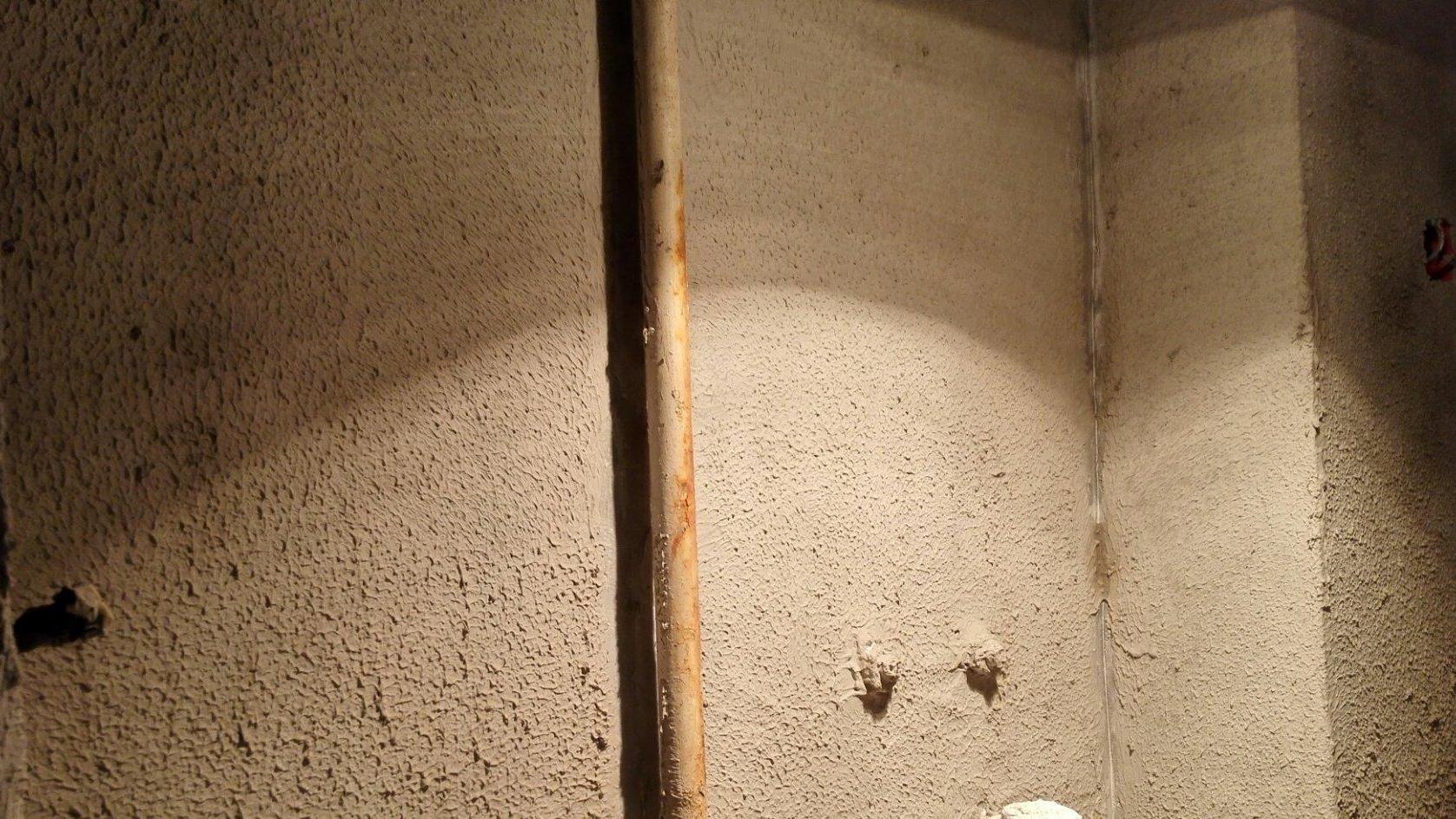 防水墙面上贴瓷砖，怎么防止脱落？墙面处理和粘贴方法要知道