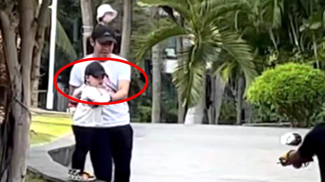 撒贝宁|偶遇撒贝宁带娃，两岁混血宝宝正面曝光，遗传妈妈美貌颜值超高