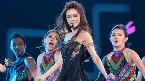 |替父还清2亿债务，却被父亲曝光未婚先孕星途尽毁，如今46岁却仍像26岁少女