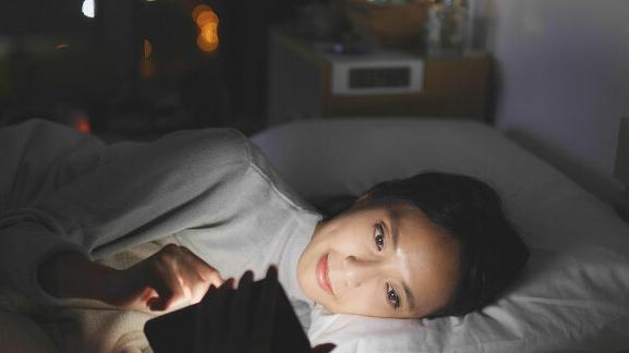 睡眠|总喜欢在睡前玩手机的人，不用多久，这5个毛病可能“找”上门