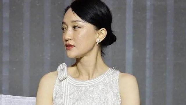 周迅|周迅无修生图流出，穿羽毛裙气质脱俗，优雅高级却难掩衰老的痕迹