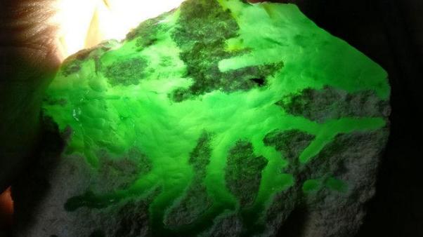 翡翠手镯|不知翡翠手镯能够造假，甚至是原石都可以用来造假，真是防不胜防