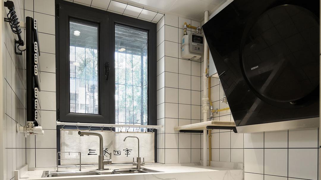 ?60㎡的老破小，住着三代人，挤出3间卧室，还有大衣帽间和书房