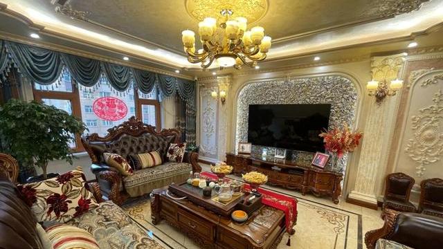 这是我见过比较土豪的装修，漂亮上档次，电视墙估计你都羡慕！
