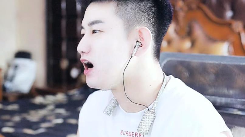 阿哲|心儿签约心悦倒贴也愿意，阿哲直言“不现实”，她还有线下合约