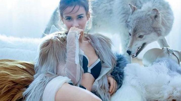 战狼2|《战狼2》上映5年演员现状，卢靖姗怀孕，两个非洲小孩差距明显