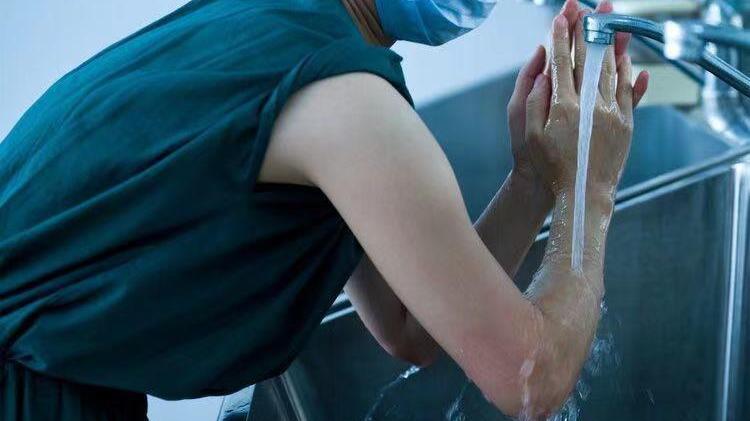 医生|医生做手术时不穿内裤？患者要全裸？聊聊手术室里的“八卦”