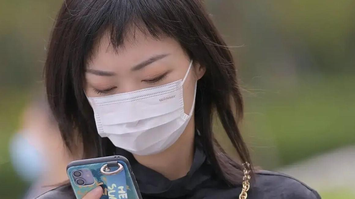 金针菇|美女穿黑色衬衫配灰色牛仔裤，精致又时尚，狗啃刘海短发减龄显嫩