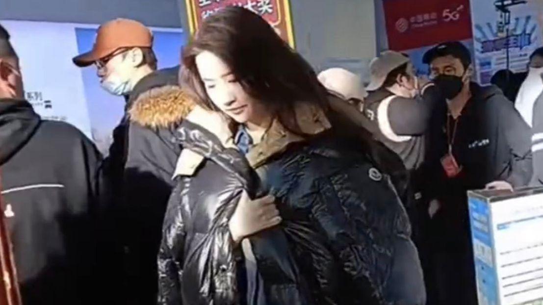 刘亦菲|刘亦菲坐高铁被偶遇，一脸疲惫双下巴明显