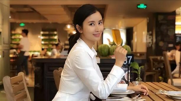 伏玟晓|女主持人伏玟晓再度离婚，一婚恋综嘉宾二婚富商，坦言伤口已愈合