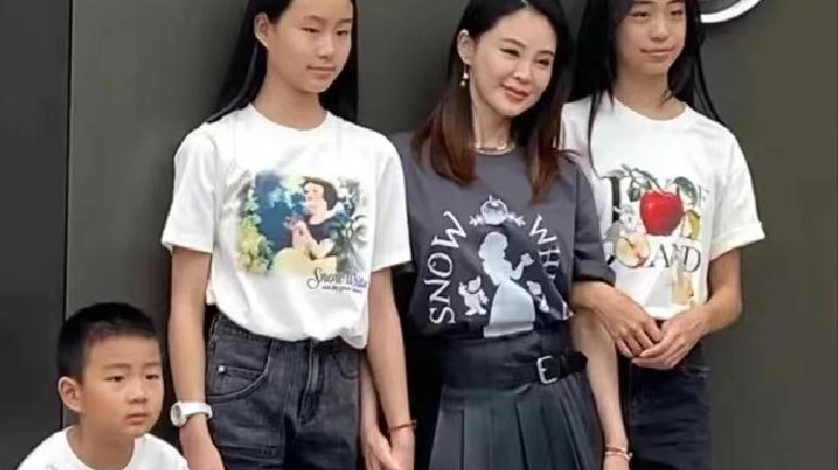 董洁|四位女星带娃现身活动，离开滤镜后特别显老