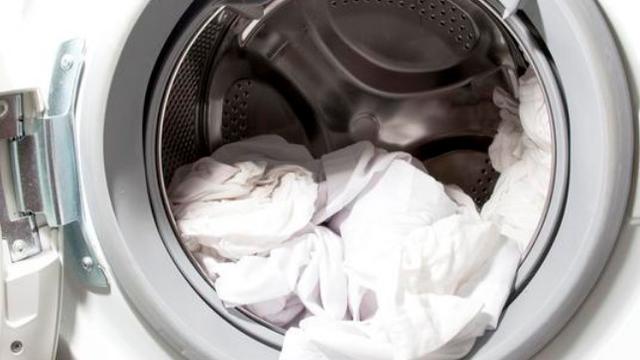 洗衣机用完开盖还是关盖好？一半人搞错，难怪衣服洗完发粘！