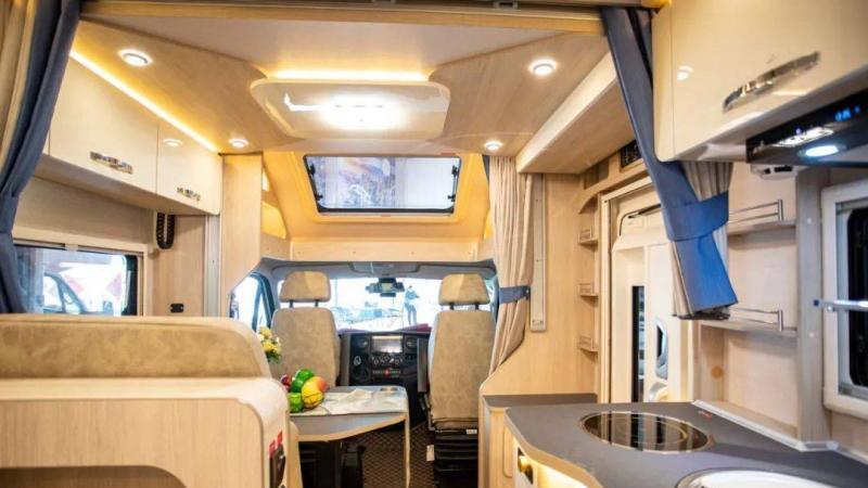 小顶设计的房车，带干湿分离卫浴室真方便，隐藏大床能睡一家四口