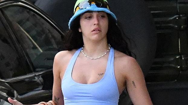 麦当娜|麦当娜26岁女儿走卡戴珊风格？穿紧身裤好壮, 不如63岁妈妈显嫩