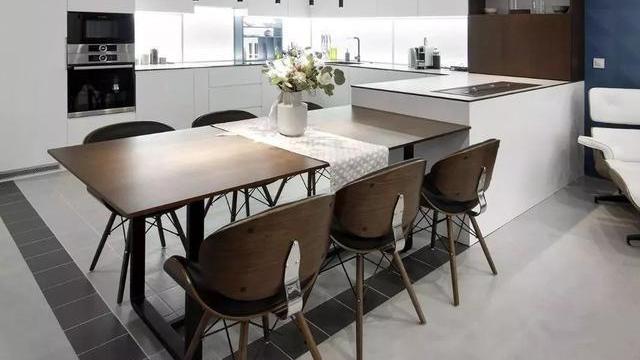 早该想到的啊，在橱柜和岛台之间塞推拉门，空间分离实现独立双厨