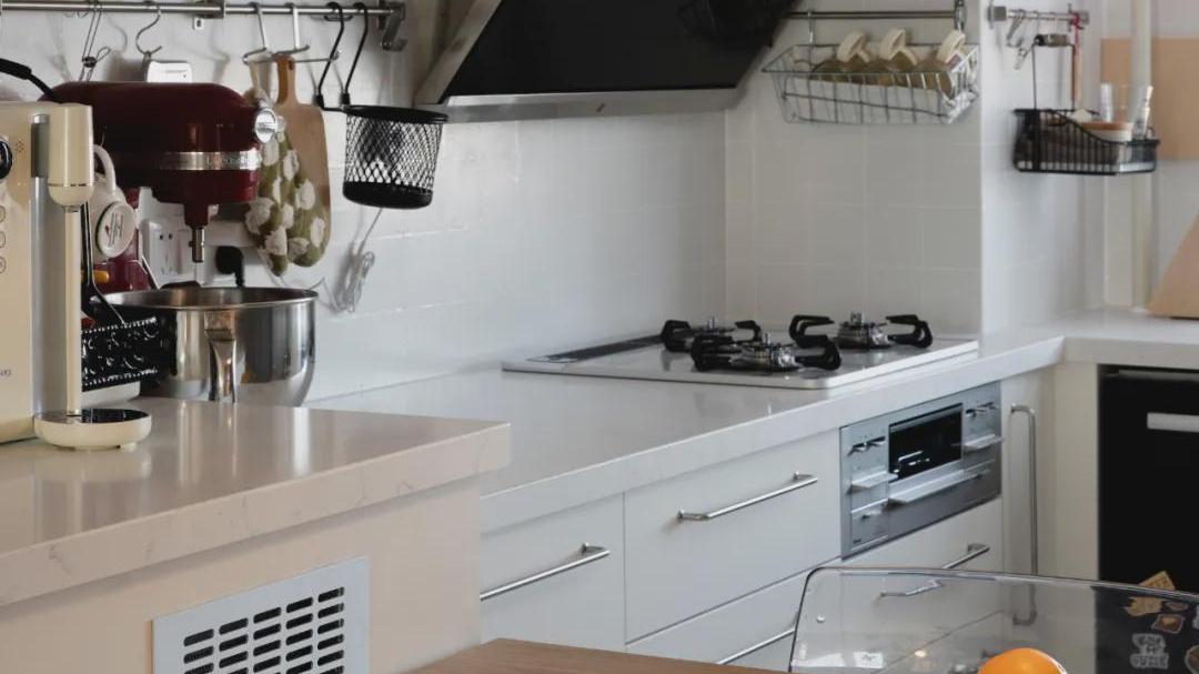 新婚夫妻89㎡混搭婚房，火烈鸟粉搭配大胆的橘黄，个性又充满活力