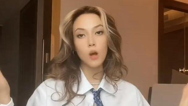 谷爱凌|穿吊带披制服跳舞！谷爱凌嘴里念念有词，网友：受美国文化影响大