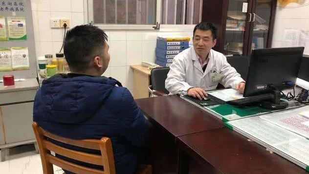 尿毒症|20岁小伙呕吐诊为尿毒症，长期拿“它”当水喝，肾怎能受得了！