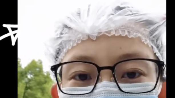 苗苗|郑恺跟妻女团聚，手拎两大袋食物回家，苗苗心疼给老公搓手