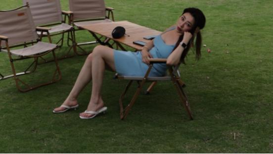 露营|51岁知名演员野外露营，全身肌肉似年轻小伙，娇妻傲人身材太抢镜