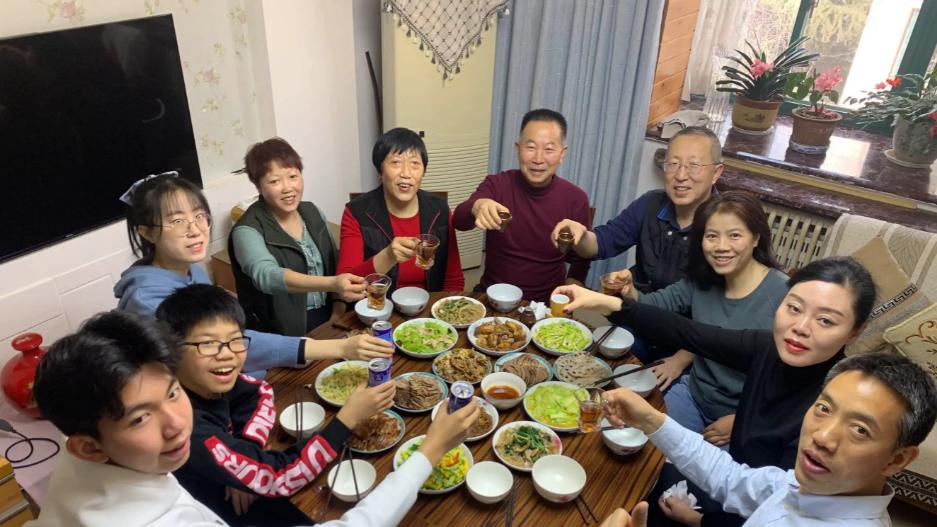 年底聚会多，到你敬酒别一言不发，行家教你3句高情商“敬酒词”