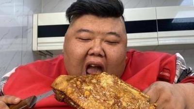 运动减肥 600斤网红胖猴仔选择运动减肥，体检单曝光，双腿青黑似穿秋裤