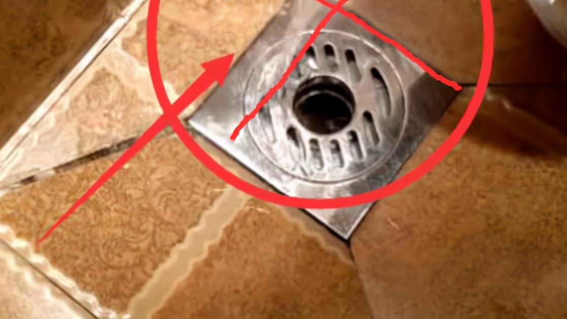 家里下水道堵了还用热水冲？学会这么做，快速疏通，告别异味！