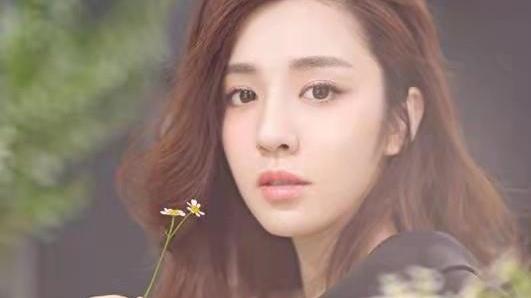 带你看看王晓晨住的豪宅，卧室大床堆满衣服，平时几乎很少收拾