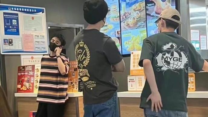 白敬亭|网友长沙偶遇白敬亭，身材高挑穿着时尚，戴口罩遮挡不住超高颜值