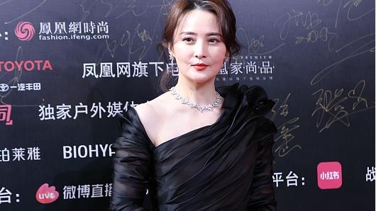 小黑裙 年近半百的蒋勤勤怎么不见老，穿黑裙气场全开好霸气，涂红唇好美