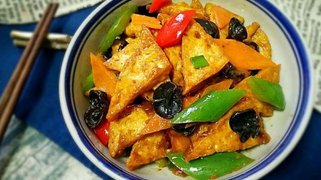 豆腐|煎豆腐，不要切了就下锅，教你两招，豆腐不粘锅不易碎，金黄好吃