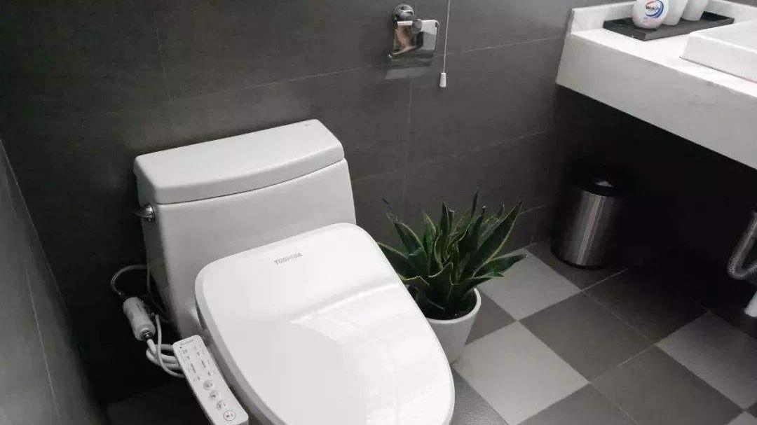 用完马桶，盖子需要放下还是打开？建议大家这样做，干净无异味