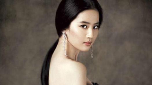 刘亦菲|刘亦菲也豁出去了，上半身只用一块布遮住，这时尚普通人模仿不来