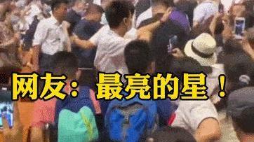 人世间|62岁李建义近照曝光，外出游玩无明星架子，网友：“曹公公”来了