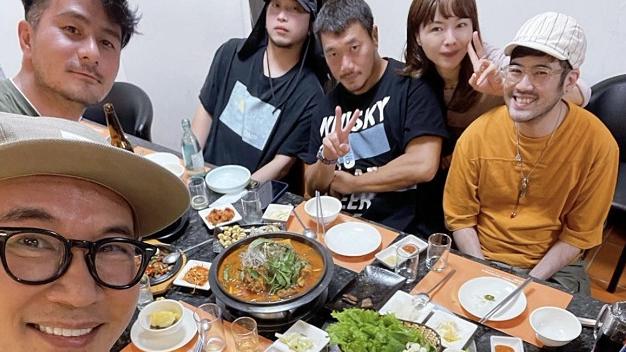 |大S首晒夫妻聚餐照，秀老公同款纹身撒糖，新婚后状态回春超少女