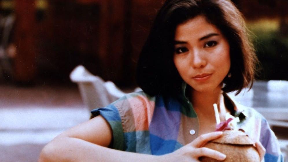 钟楚红|钟楚红的短宽脸和厚嘴唇，放到如今会被“嘲”吧？