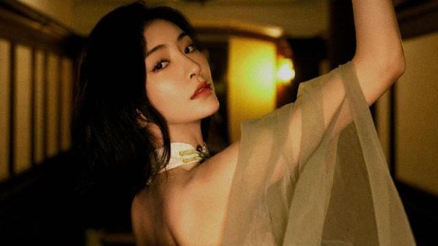 许佳琪|许佳琪身穿轻纱旗袍大秀白皙美背！既靓丽娇媚又性感撩人
