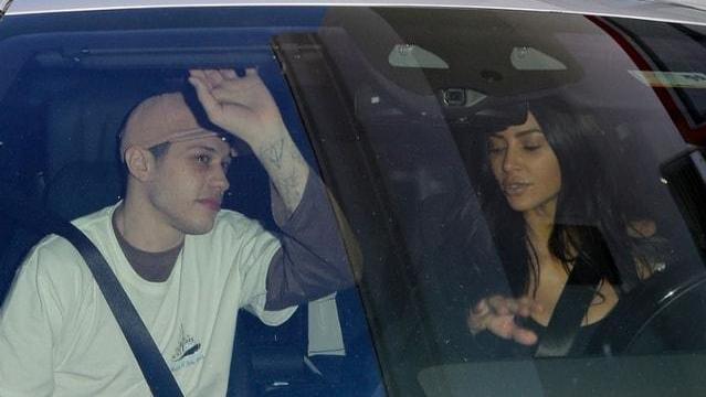 金·卡戴珊|真敢穿！卡戴珊现身迈阿密遭围堵，离开侃爷后更高调，新欢小13岁