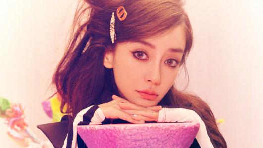 Angelababy|baby离婚后大谈亲子日常，与儿子一起种土豆做手工，小海绵很黏她